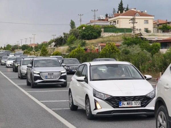 Tatil Dönüşü Trafik Kilit! 22 Kilometrelik Araç Kuyruğu Oluştu